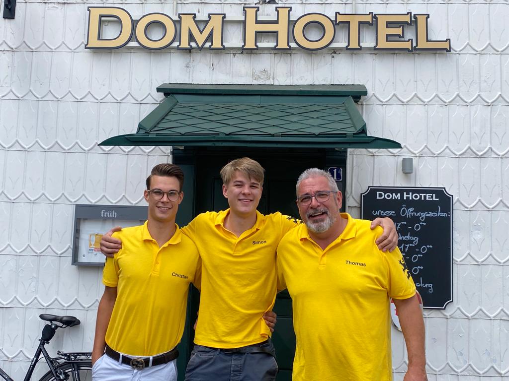 designiertes Dreigestirn in Polo-SHirts vor der Gaststätte "Dom-Hotel"